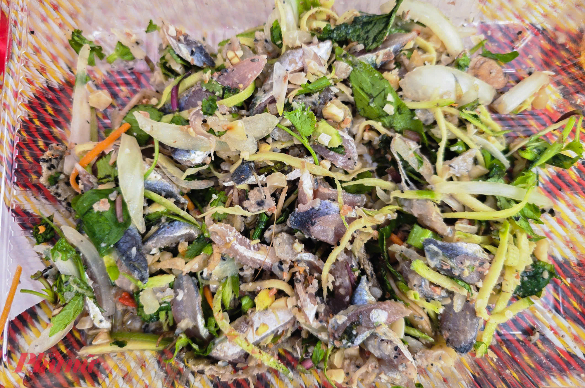 Ngoài cá trích nướng, du khách đến đây còn có thể thưởng thức gỏi cá trích và nhiều loại hải sản khác.