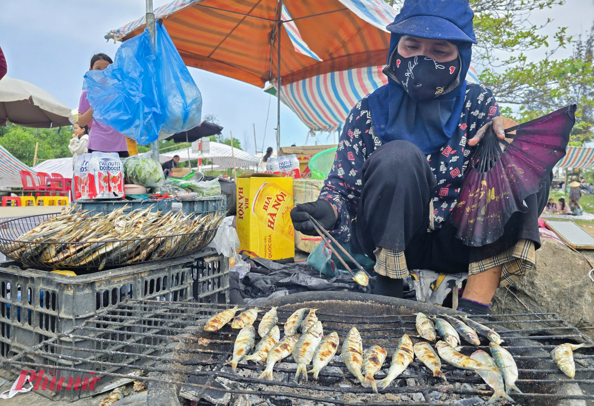 Mùa đánh bắt cá trích ở Hải Châu kéo dài từ tháng Giêng đến tháng 3 Âm lịch hàng năm. Sau khi cập bến, phần lớn cá được thương lái thu mua để phân phối đi các nơi, số còn lại được người dân giữ lại nướng bán trực tiếp phục vụ khách ngay tại bãi biển.