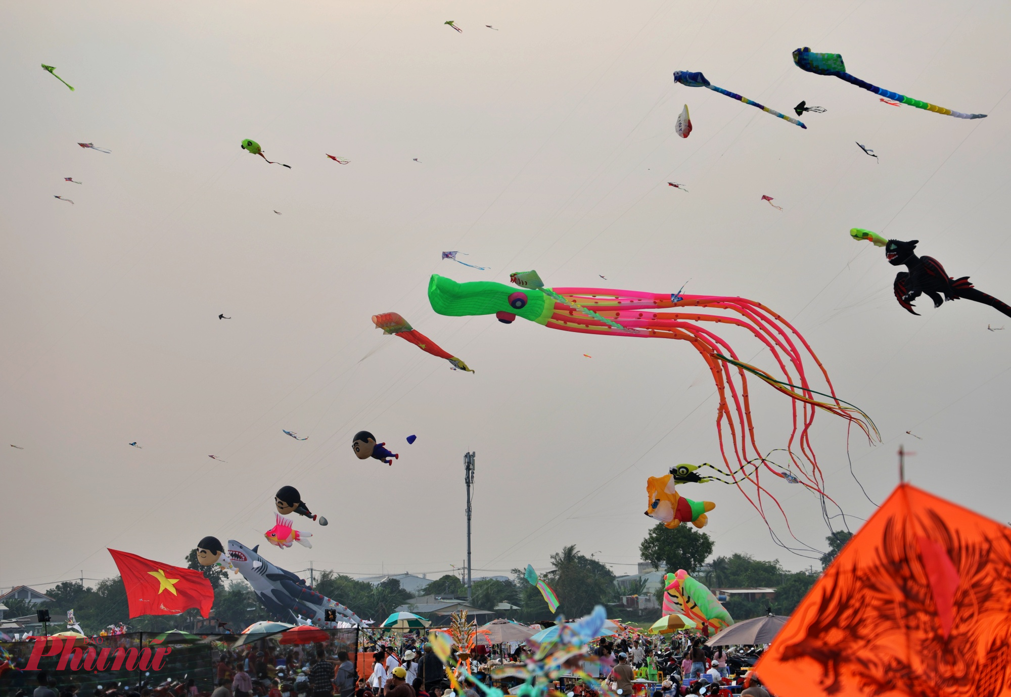 Anh Trần Minh Linh (phường Bình Hưng Hòa) chia sẻ: “Chiều hôm nào rảnh tôi cũng chở con ra đây chơi ngắm diều vì không khí mát mẻ, không gian rộng, trẻ con rất thích. Nhưng không ngờ đông người đến đây quá nên nhiều lúc đi vào bị kẹt xe, phải gửi xe ngoài rồi đi bộ vào”.