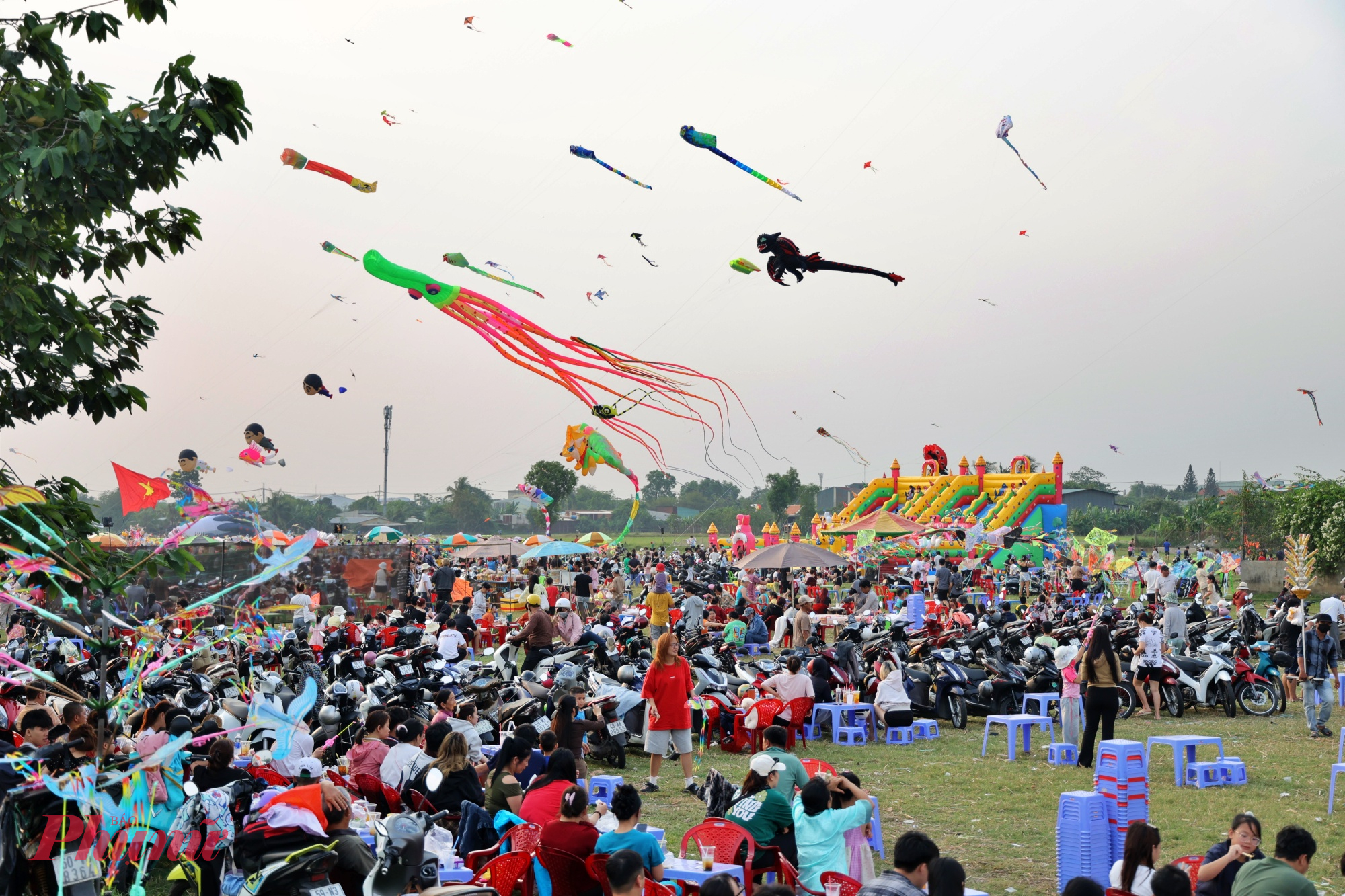 Những ngày gần đây, từ khoảng 16g -  18g30, khu vực cánh đồng diều Bà Canh (đường Nguyễn Thị Đành, xã Xuân Thới Sơn, TPHCM) trở thành điểm hẹn nhộn nhịp của người dân và du khách. 