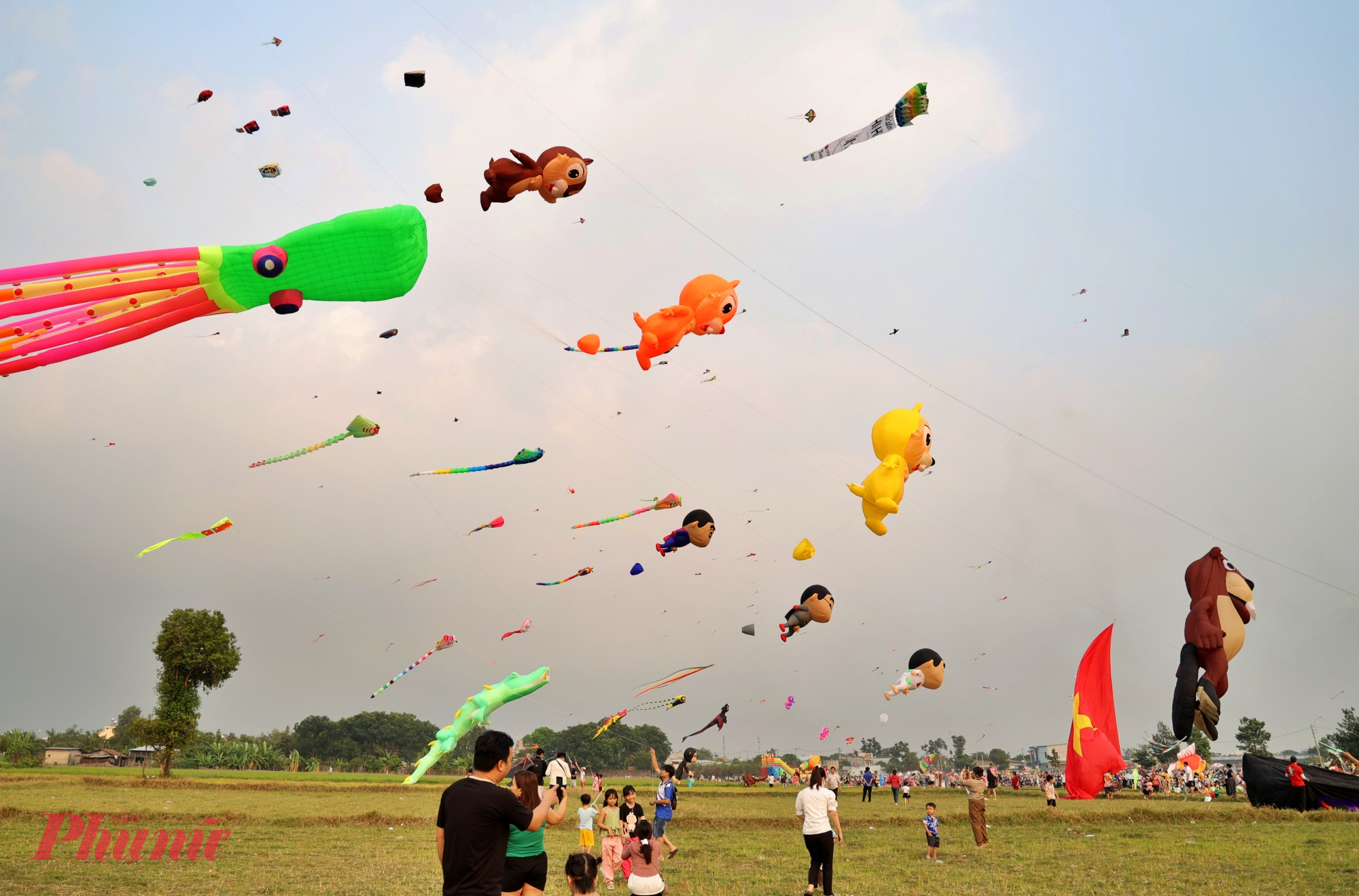 Còn chị Lê Thảo Nguyên (sinh viên tại TPHCM) cho biết: “Lần đầu đến đây mình khá bất ngờ vì đông như hội. Ấn tượng nhất là mấy con diều khổng lồ, nhìn rất ‘đã mắt’, lên hình cũng đẹp nữa. Nơi đây đúng là lý tưởng để tìm về chút bình yên sau ngày dài học tập và làm việc mệt nhọc”.