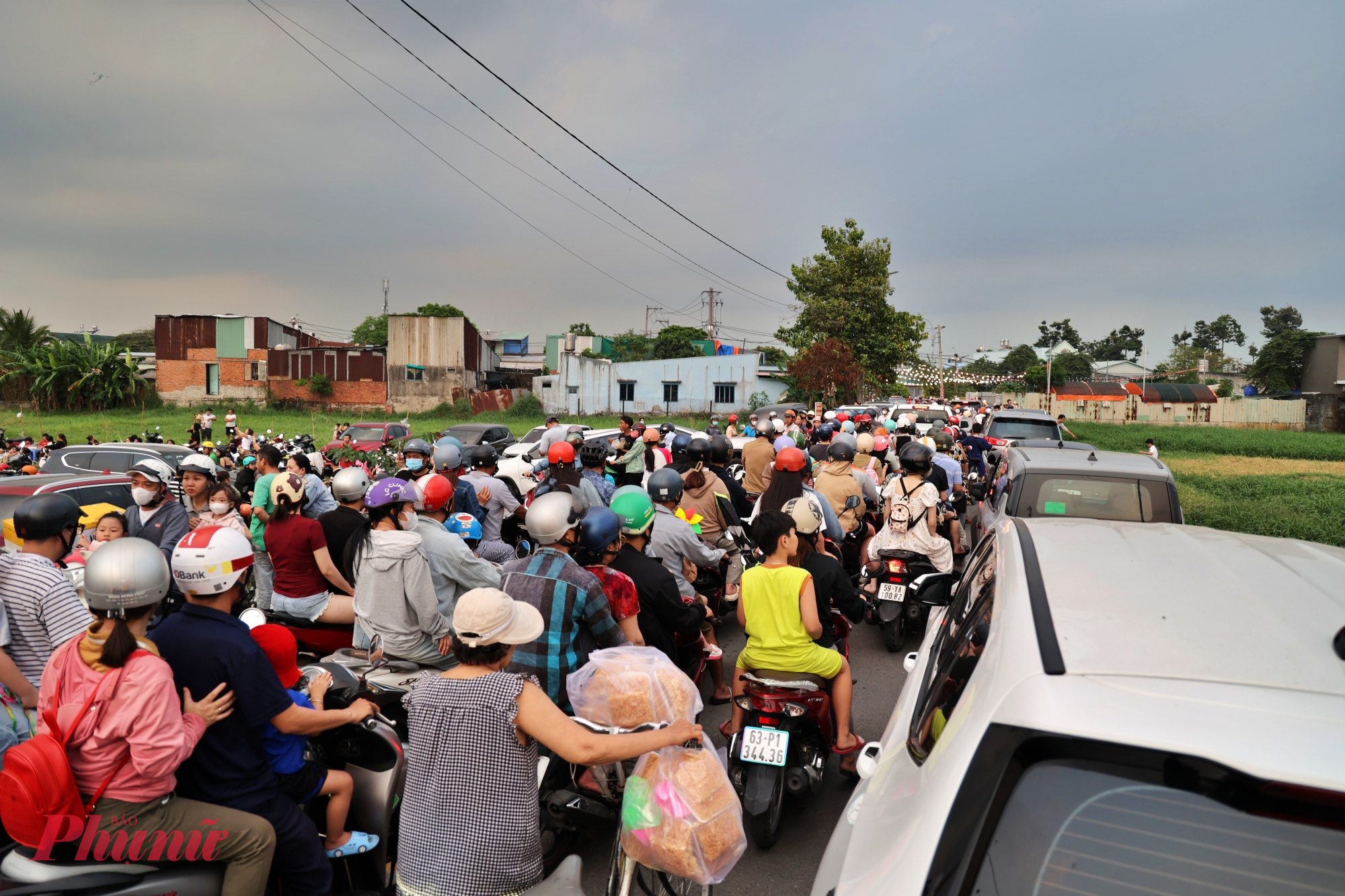 Hàng trăm người đổ về đây vui chơi, thả diều, chụp ảnh khiến tuyến đường dẫn vào khu vực thường xuyên xảy ra tình trạng kẹt xe cục bộ, đặc biệt vào các buổi chiều cuối tuần.