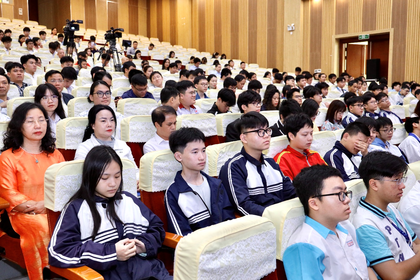 Những thí sinh thuộc dạng tinh hoa được tuyển chọn từ hàng ngàn học sinh giỏi tiếp tục tranh suất để vào đội tuyển Olympic 2026 - Ảnh: MOET