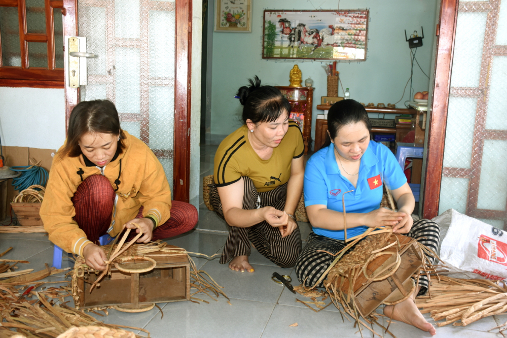 Chị em phụ nữ xã Long Sơn (TPHCM) với nghề đan lục bình