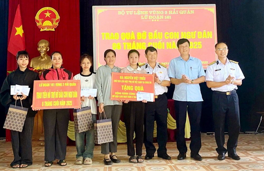 Cán bộ lữ đoàn 161 trao quà đỡ đầu cho con ngư dân - Ảnh do lữ đoàn 161 cung cấp