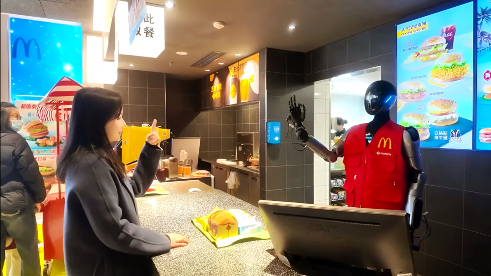 Thực khách tại một cửa hàng McDonald’s ở Thượng Hải, Trung Quốc,  được chào đón bởi robot hình người - Nguồn ảnh: Keenon Robotics