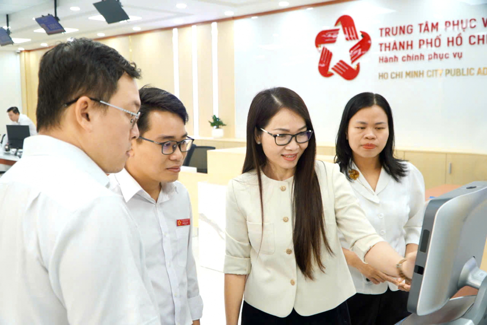 Robot lễ tân được đặt ở Trung tâm Phục vụ hành chính công TPHCM nhằm hỗ trợ người dân thực hiện thủ tục hành chính