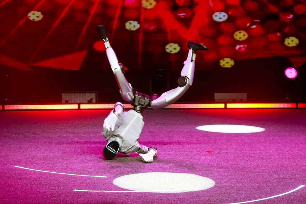 Một robot hình người tham gia cuộc thi nhảy đường phố vào tháng 12/2025 tại Nam Ninh, Trung Quốc - ẢNH: LIU ZHENG (Getty Images)