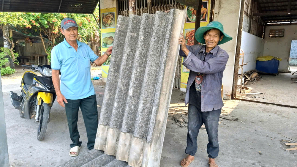 Ông Nguyễn Minh Hùng (bìa trái), ngụ phường Bình Thủy, đang tháo dỡ nhà để bàn giao mặt bằng cho dự án 