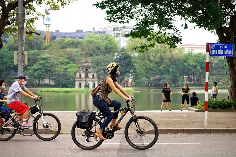 Chị Chi đạp xe ngang qua Hồ Gươm