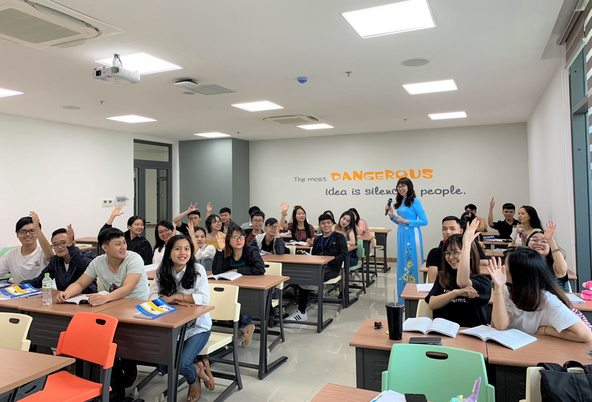 Đại học Kinh tế TPHHCM chi mức hỗ trợ lớn để thu hút, tuyển dụng nhân tài - Ảnh: UEH