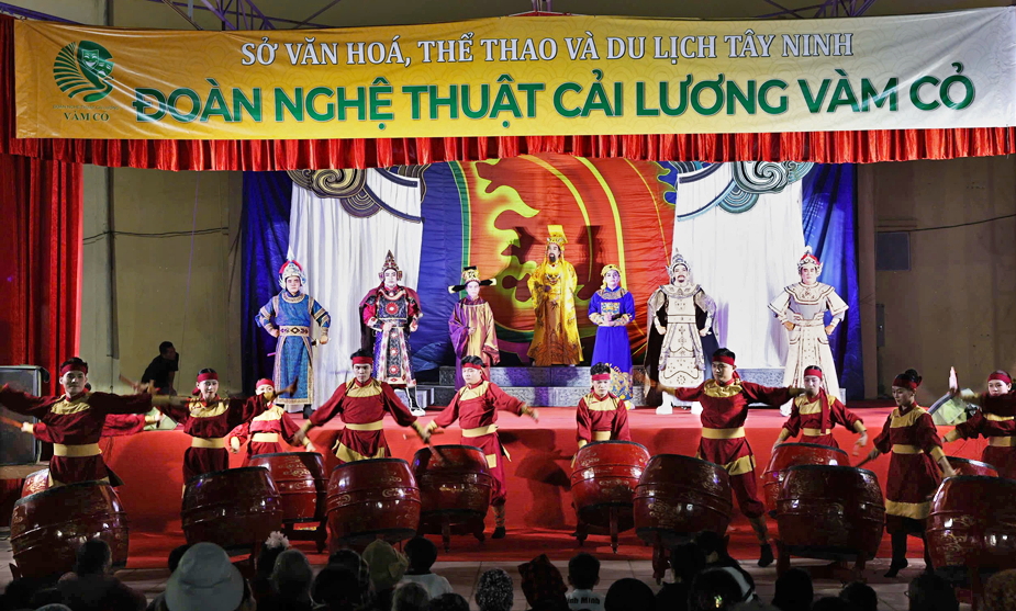 Chuyến lưu diễn miền Bắc với ý nghĩa giới thiệu một thương hiệu mới của cải lương miền Nam - đoàn nghệ thuật cải lương Vàm Cỏ - Nguồn ảnh: Đoàn nghệ thuật cải lương Vàm Cỏ