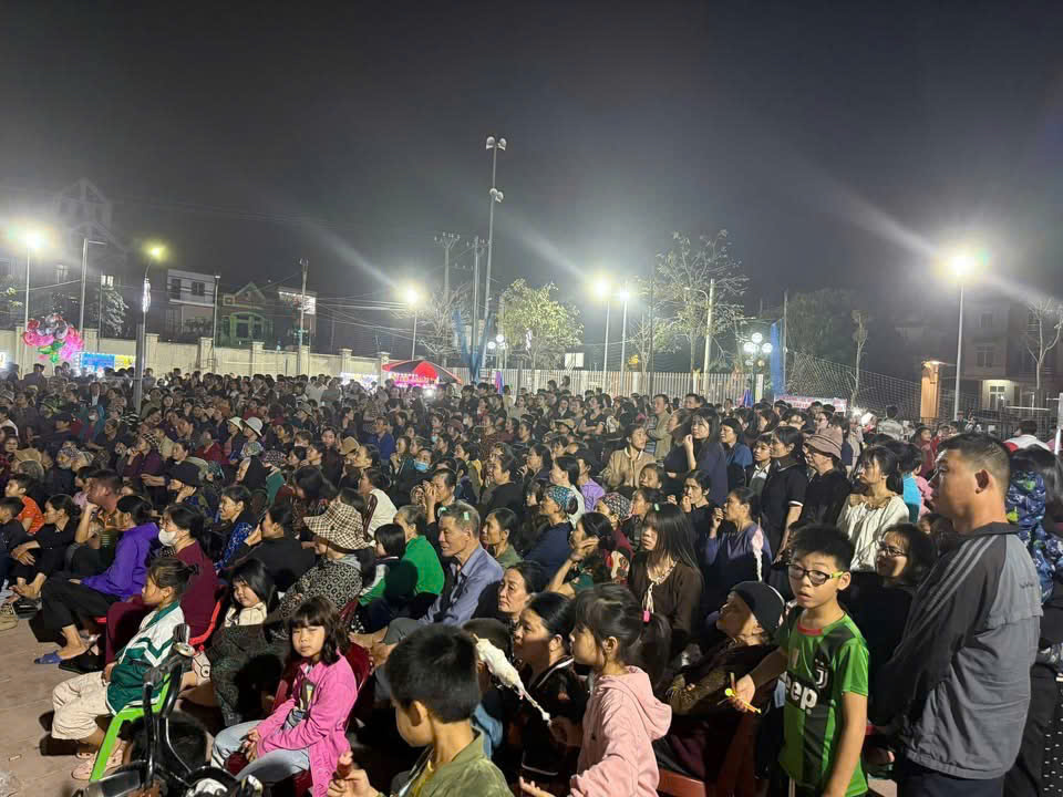 Khán giả đến kín sân xem đoàn nghệ thuật Cải lương Vàm Cỏ biểu diễn tại miền Bắc - Ảnh: Đoàn nghệ thuật Cải lương Vàm Cỏ.