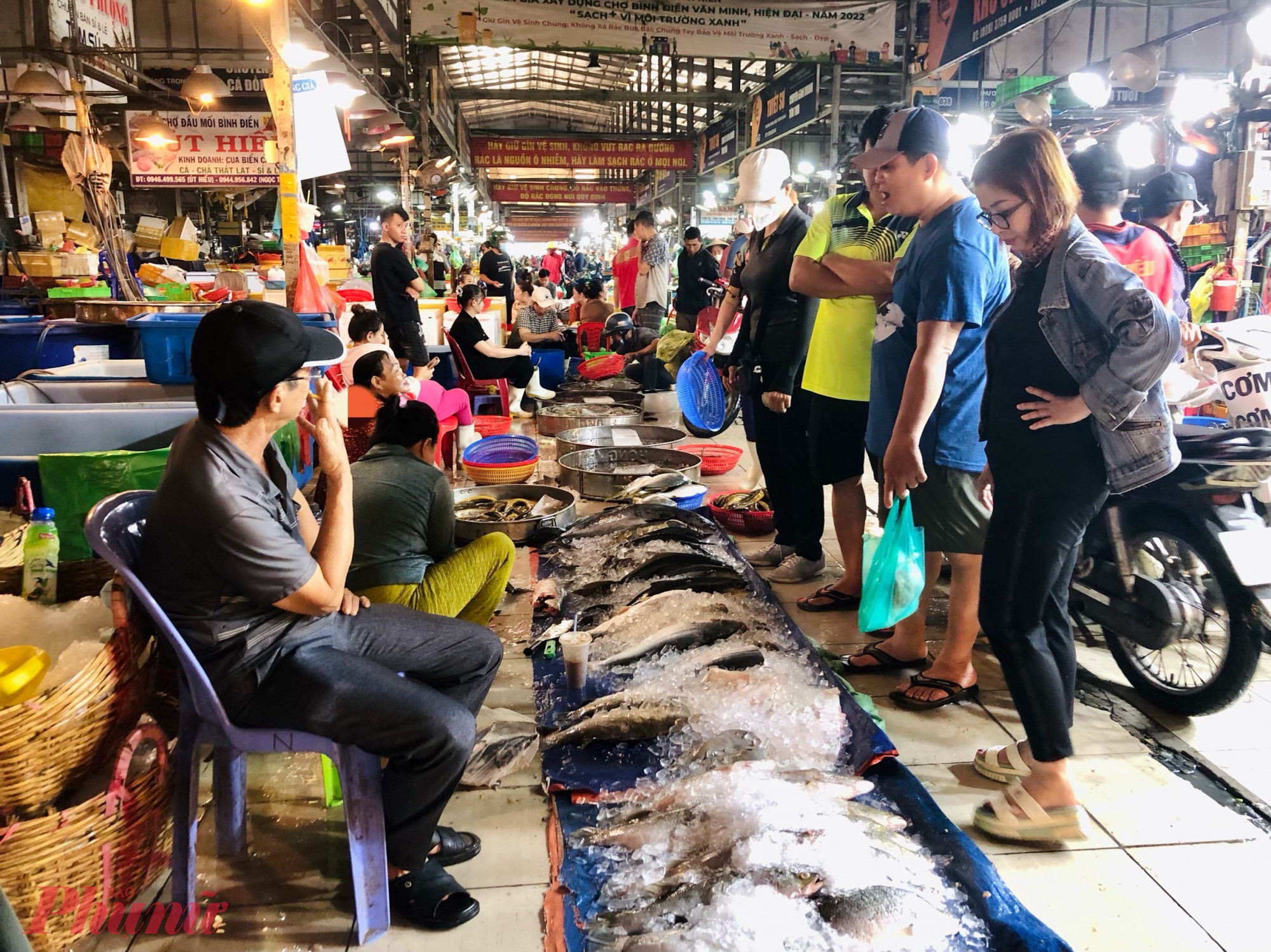 Tại nhà lồng F, khoảng 6 giờ sáng là rất nhiều tiểu thương bày bán thuỷ hải sản phục vụ khách mua lẻ