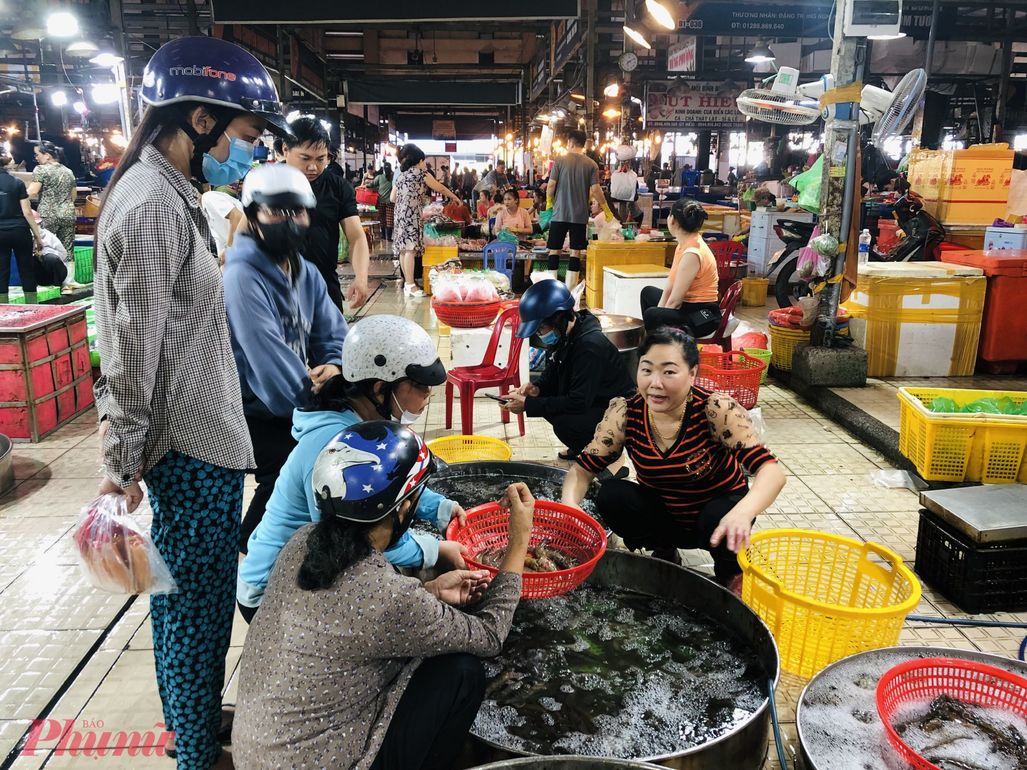 Rất nhiều người dân cũng đến đây mua thực phẩm để tiết kiệm chi phí 