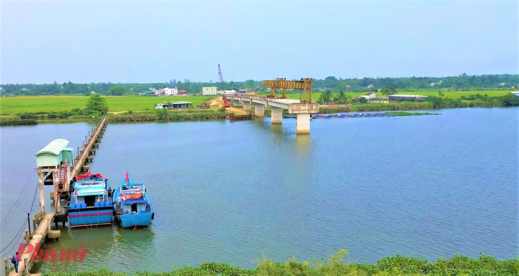 Cầu Tam Tiến xây dựng dở dang.