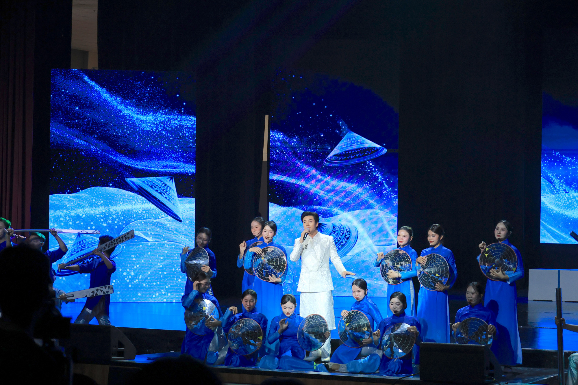 Tiết mục ca múa Việt Nam quê hương tôi