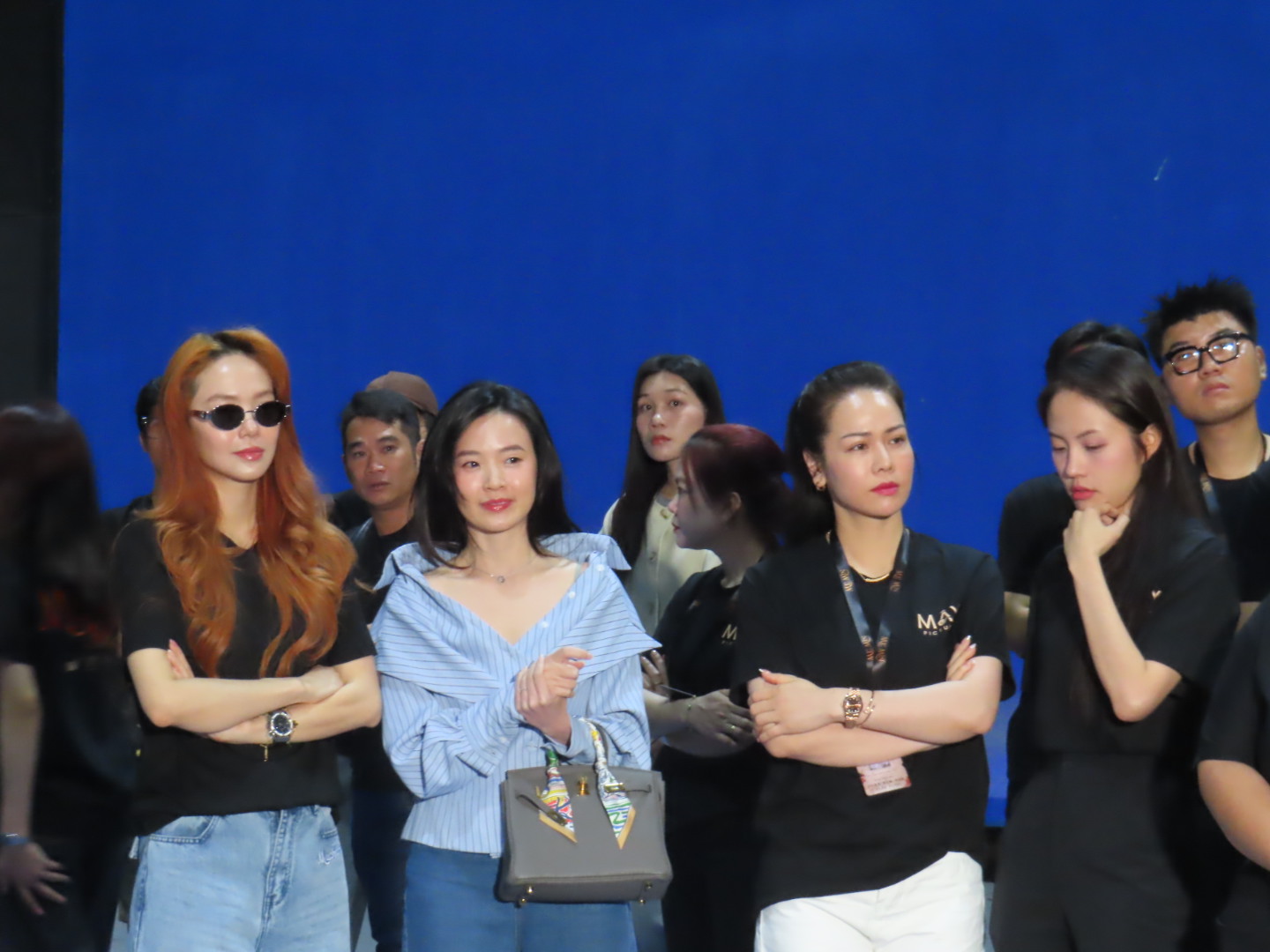 Midu (áo xanh) tham gia dự án với vai trò nhà đầu tư