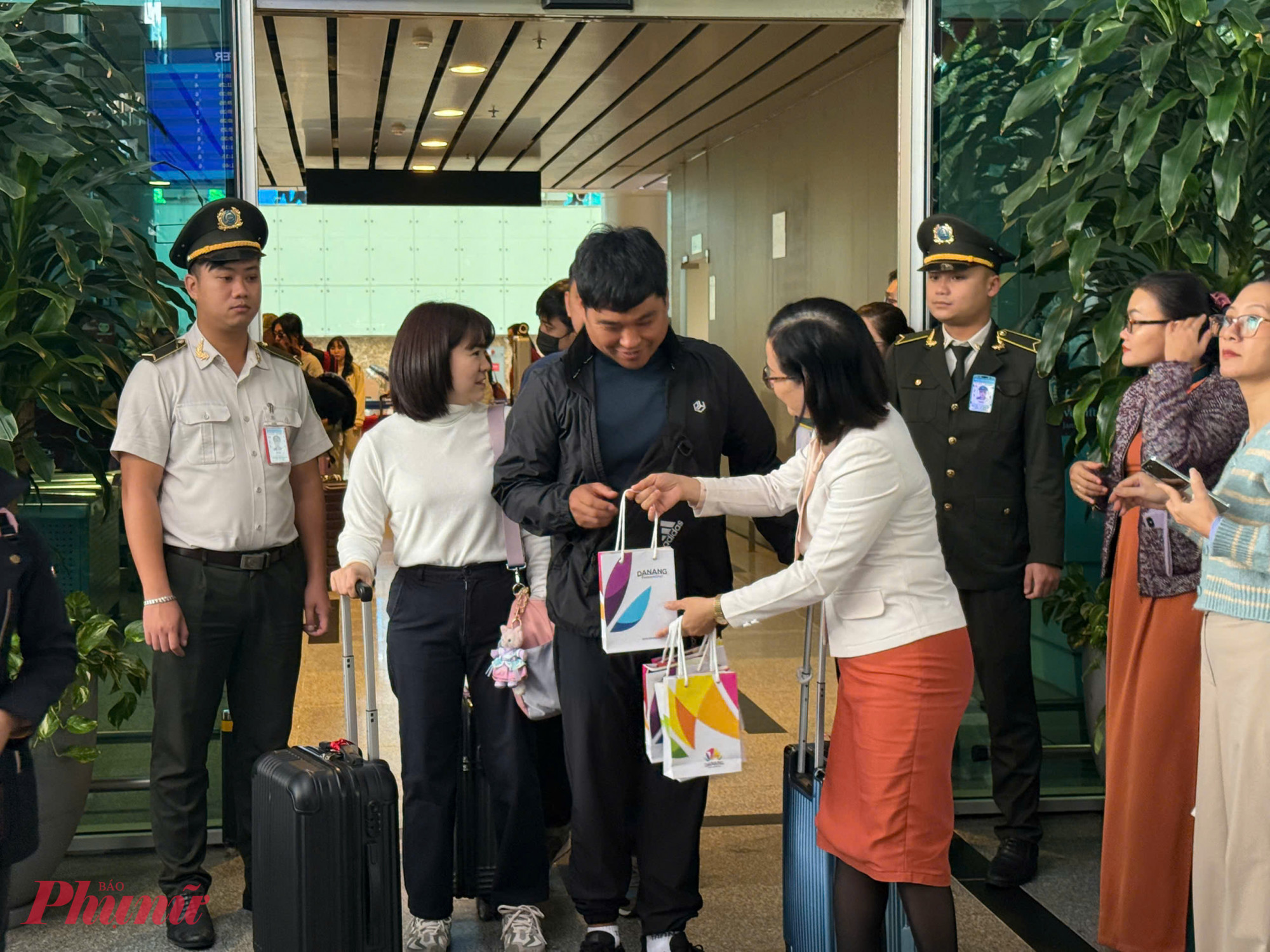 Ngành du lịch TP Đà Nẵng chào đón khách du lịch quốc tế tại sân bay Đà Nẵng.