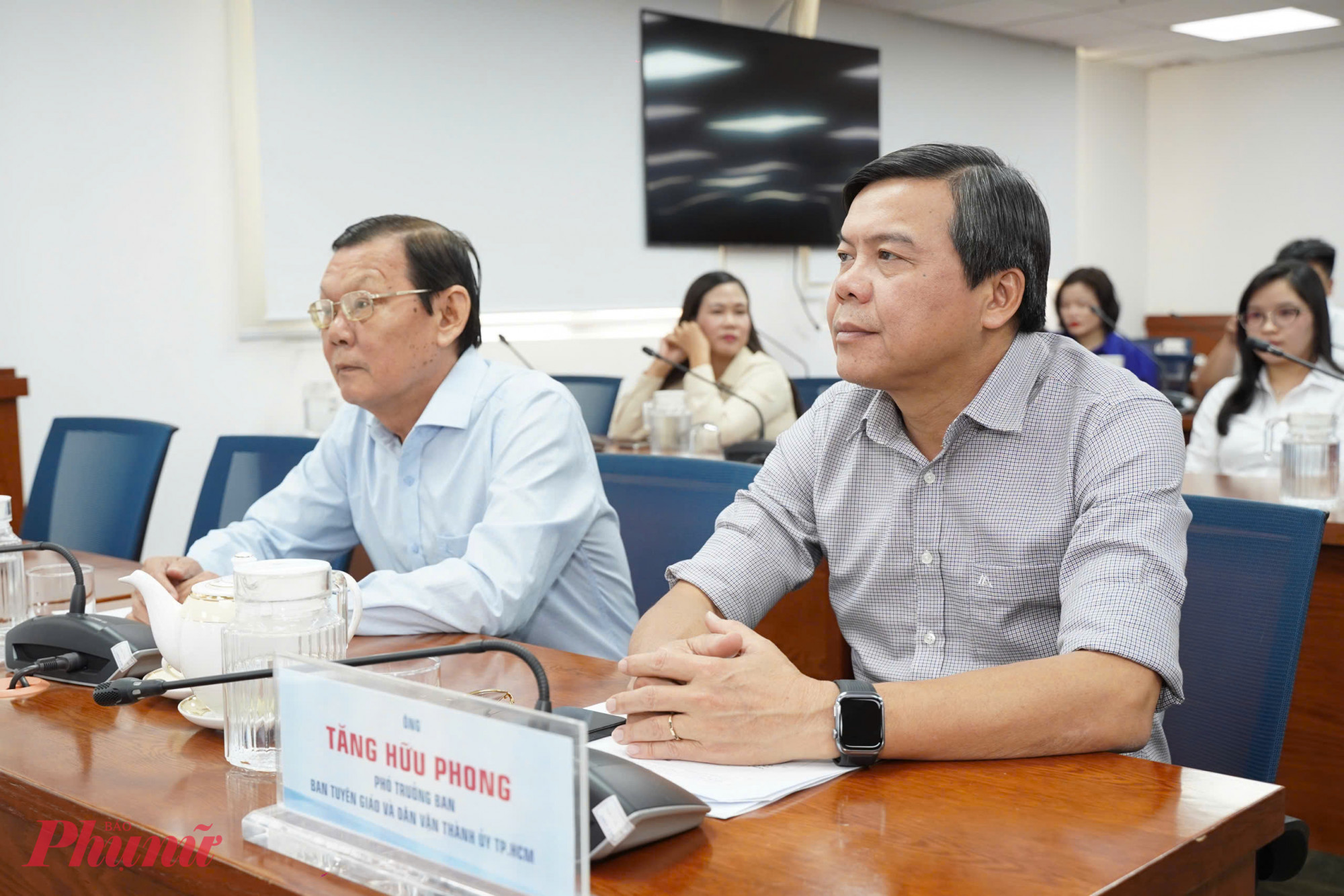 Ông Tăng Hữu Phong – Phó Trưởng ban Tuyên giáo và Dân vận Thành ủy TPHCM – cùng ông Nguyễn Tấn Phong - Chủ tịch Hội Nhà báo TPHCM - tham dự buổi lễ trao thưởng