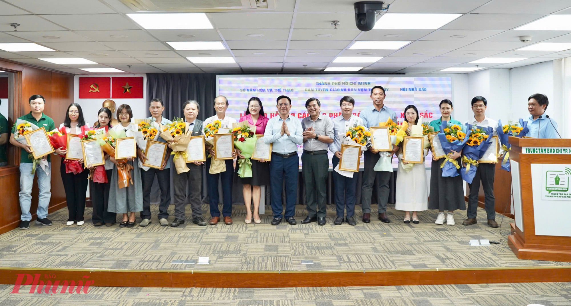 Ông Tăng Hữu Phong – Phó Trưởng ban Tuyên giáo và Dân vận Thành ủy TPHCM – cùng ông Nguyễn Ngọc Hồi – Phó Giám đốc Sở Văn hóa và Thể thao TPHCM – trao giải cho các tác phẩm thuộc nhóm phóng sự, điều tra, phỏng vấn, chuyên trang, chuyên mục.