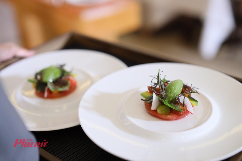 Món cà chua Heirloom được xử lý tối giản, để hương vị tự nhiên lên tiếng một cách trọn vẹn.