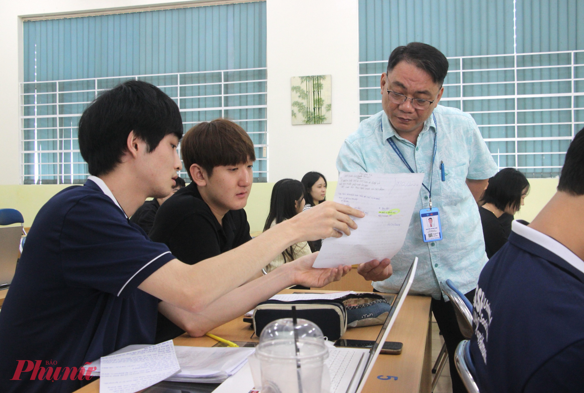 Lần đầu tiên có quy định về nhà giáo hợp đồng toàn thời gian sau khi nghỉ hưu - Ảnh: N.L