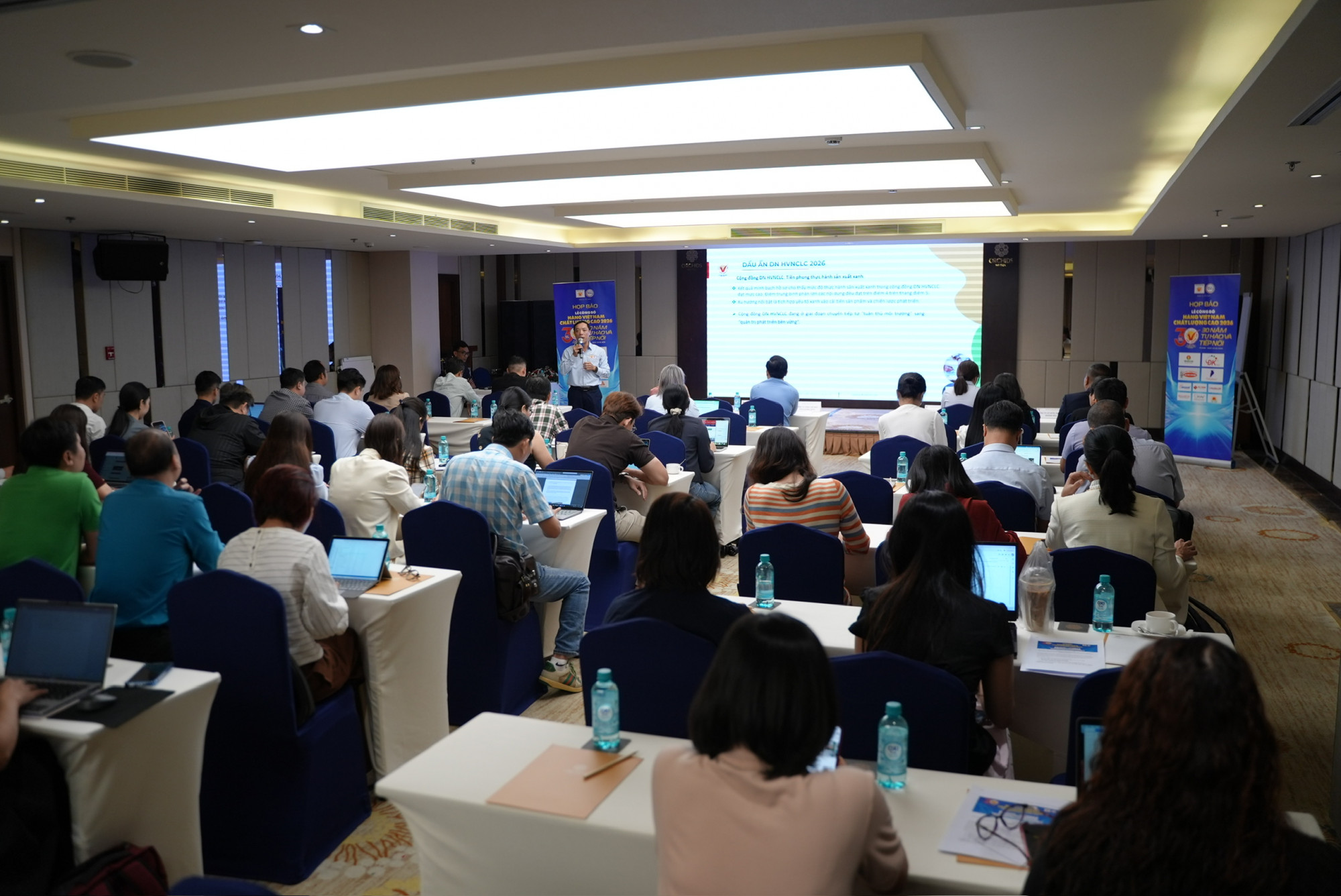 Ông Nguyễn Văn Phượng - phụ trách cuộc khảo sát hàng Việt Nam chất lượng cao chia sẻ tại buổi họp công bố các nội dung trọng tâm về Lễ công bố và trao chứng nhận HVNCLC 2026 