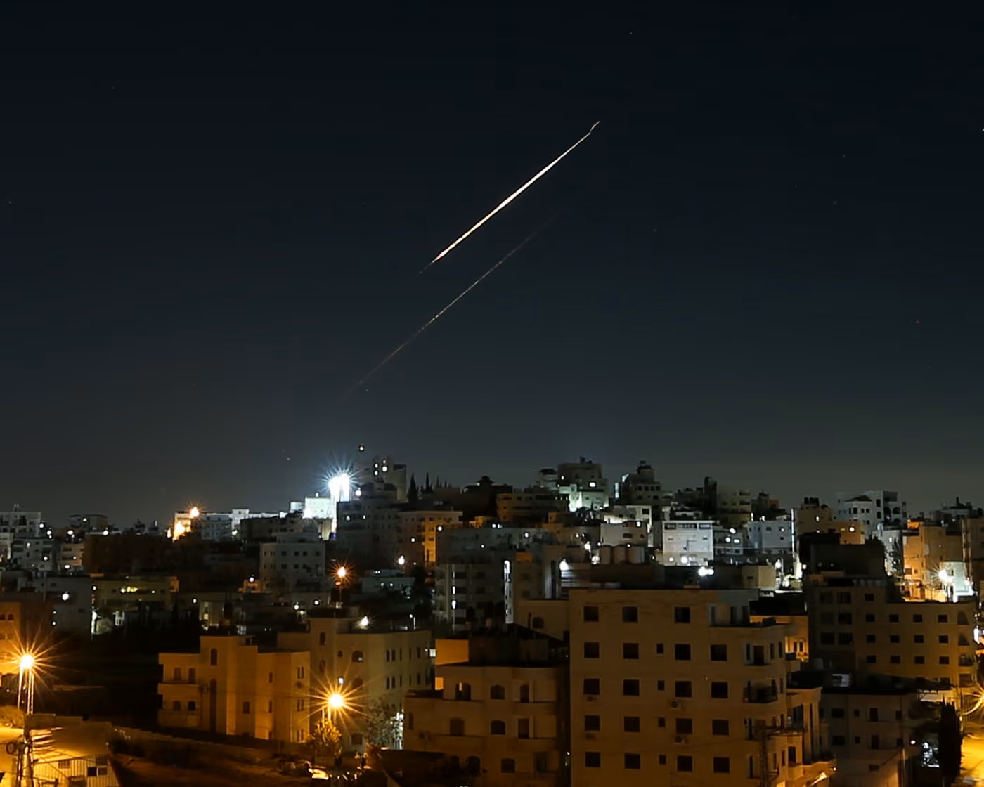 Hình ảnh tên lửa phóng từ Iran về phía Israel được nhìn thấy trên bầu trời thành phố Hebron thuộc Bờ Tây vào sáng sớm ngày 24/3 - Ảnh: Anadolu/Getty Images