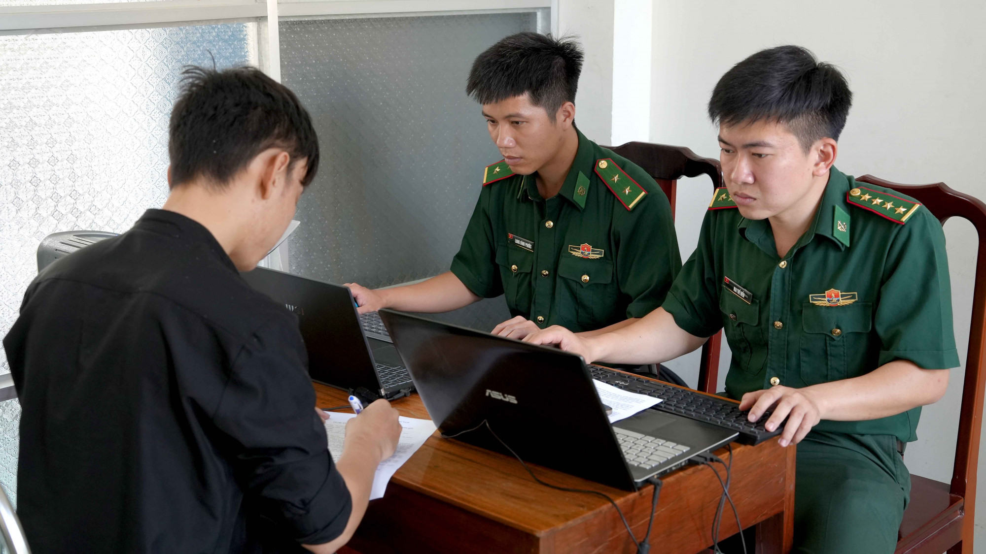 Làm việc với một số người liên quan. Ảnh: CACC