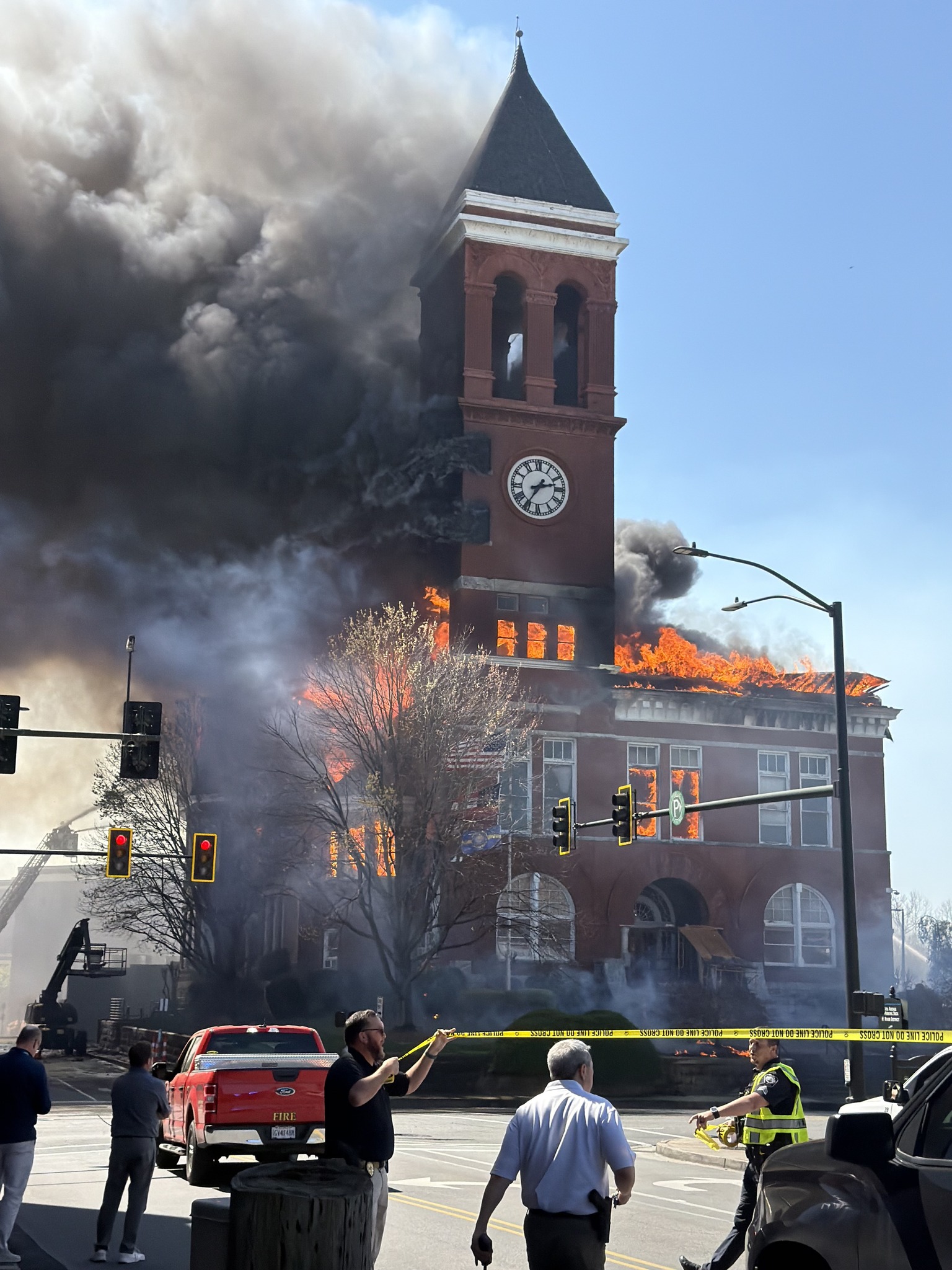 Cảnh tượng cho thấy ngọn lửa bùng cháy dữ dội bên trong công trình tòa án thành phố Rome, được xây dựng vào năm 1892 - Ảnh: Trang Facebook của Floyd County