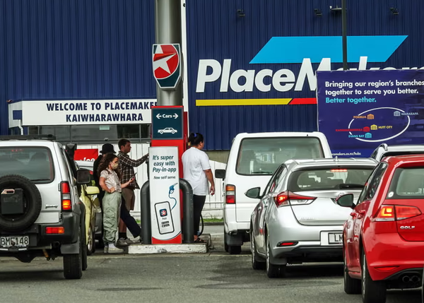 Giá xăng đã tăng vọt ở New Zealand kể từ khi cuộc chiến Mỹ-Israel ở Iran bắt đầu. Ảnh: Dave Lintott / REX / Shutterstock