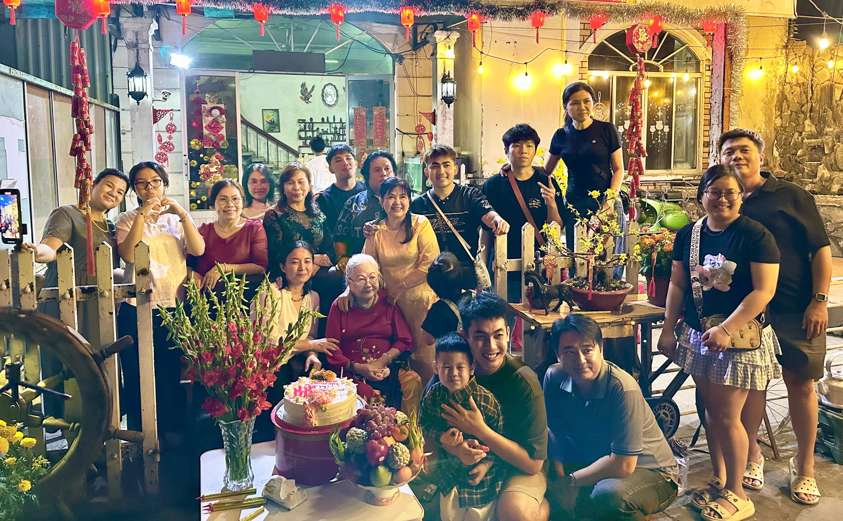 Cả gia đình cùng chụp ảnh kỷ niệm nhân dịp sinh nhật bà Lương Thị Cần - Ảnh do nhân vật cung cấp