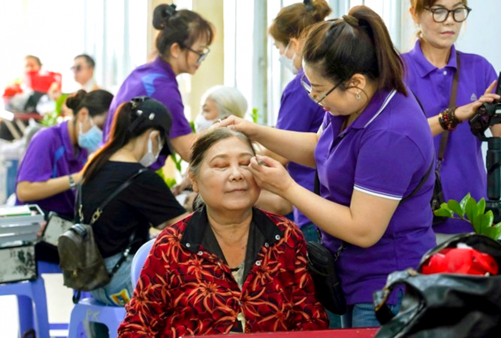 Bệnh nhân được cắt tóc, gội đầu, làm đẹp đón tết tại Bệnh viện Nhân dân Gia Định