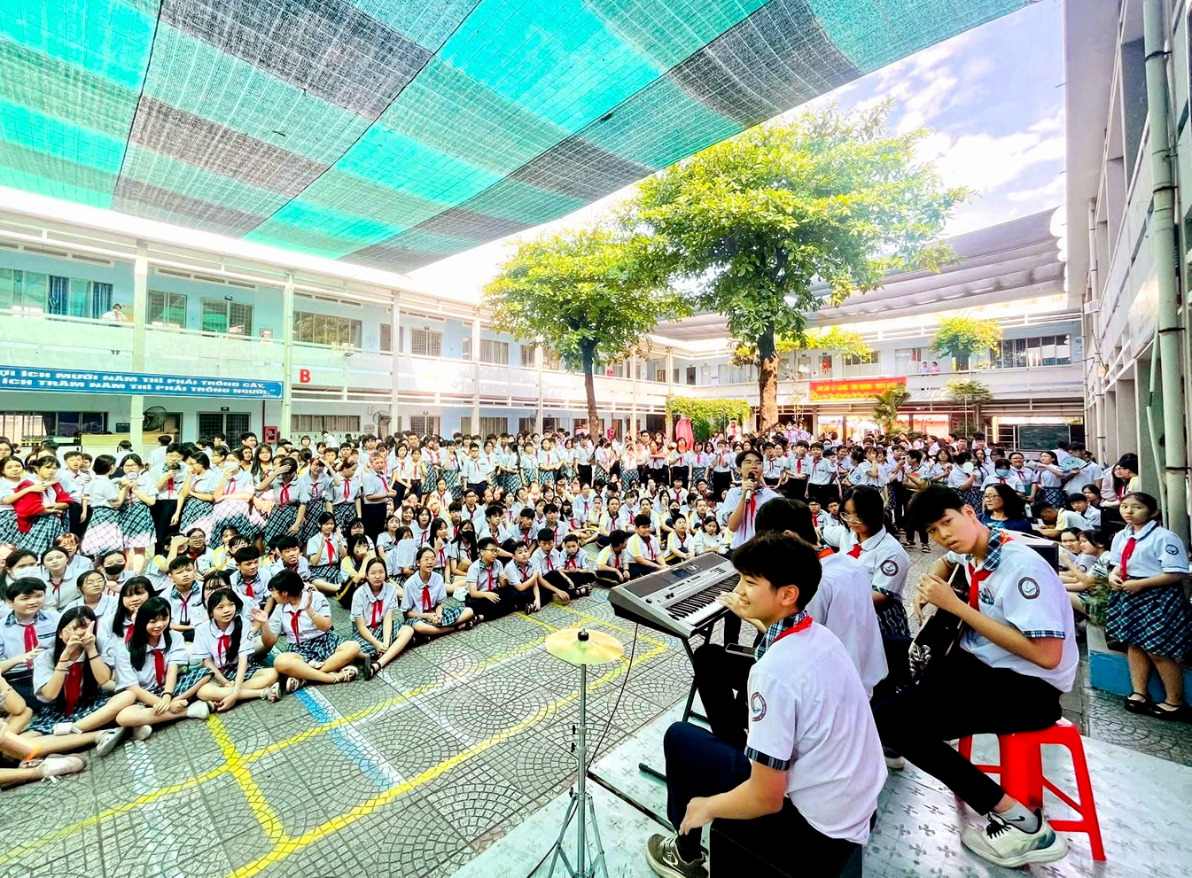 Không dùng điện thoại di động trong trường học, học sinh Trường THCS Trần Quốc Tuấn giao lưu văn nghệ trong giờ ra chơi - ẢNH: T.T.