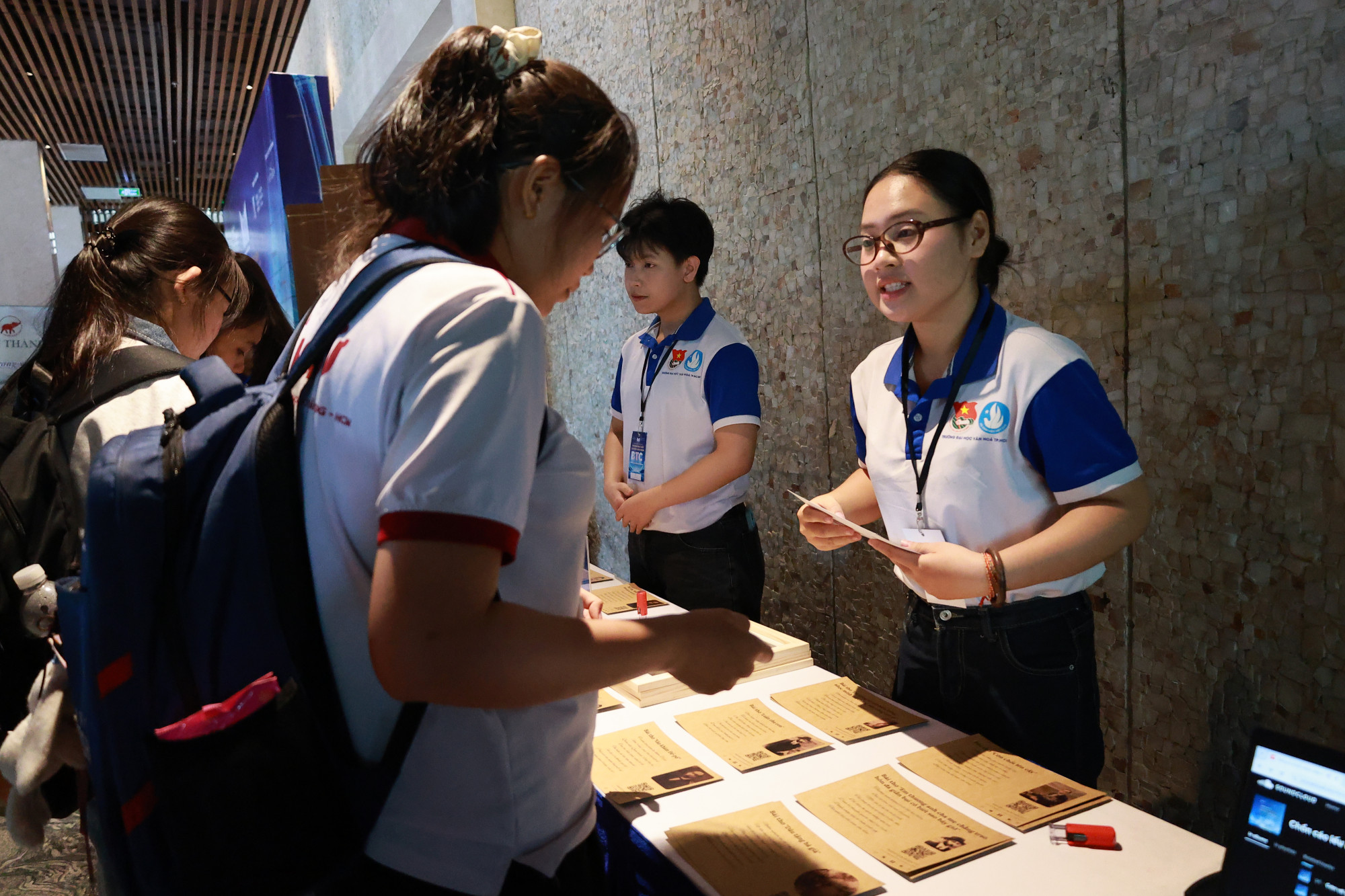 Với 5 trục đối thoại xuyên suốt từ truyền thống khoa bảng đến công chúng đương đại, triển lãm giúp người xem thấu hiểu sâu sắc hơn những trăn trở của Cụ Phan về vận mệnh dân tộc