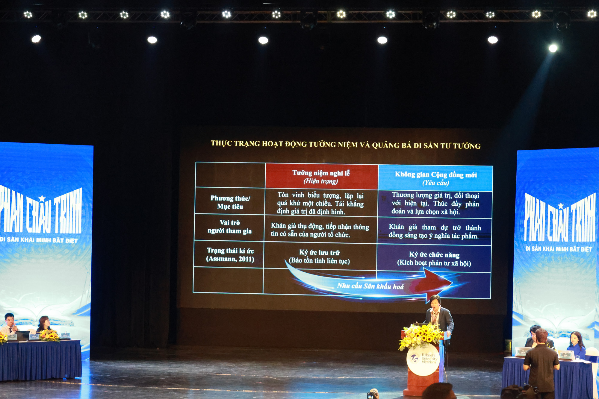 NSƯT. Đạo diễn Hoàng Duẩn trình bày tham luận về khả năng sân khấu hoá tư tưởng Phan Châu Trinh