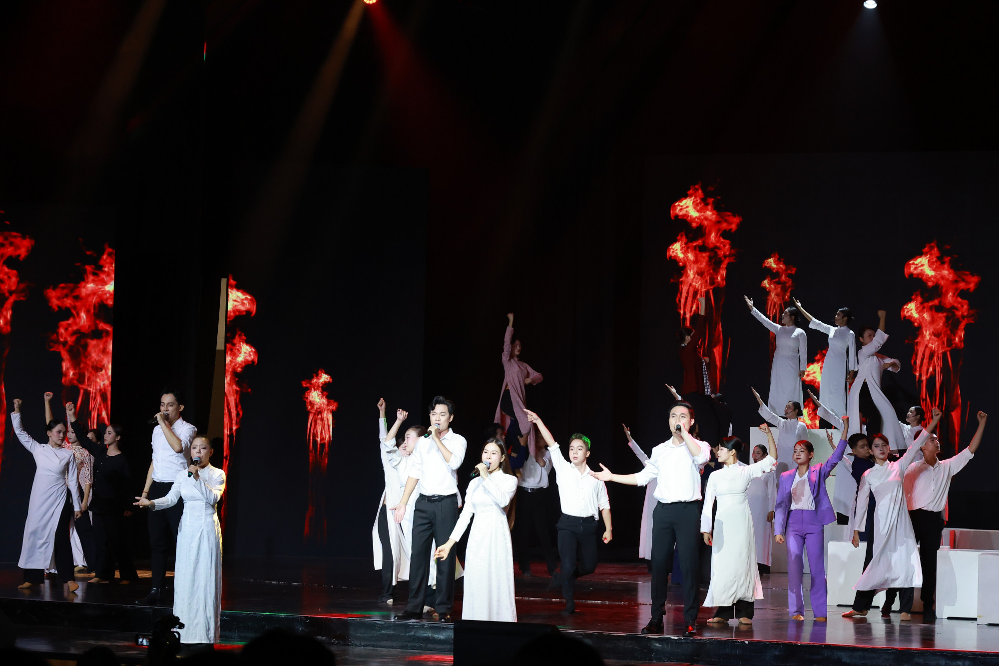 Tổ khúc Dậy mà đi - Tổ quốc ơi ta đã nghe - Xuống đường do Nhóm Nhật Nguyệt, Nhóm 135, Đội ca - múa sinh viên Trường ĐH Văn hoá TPHCM thể hiện