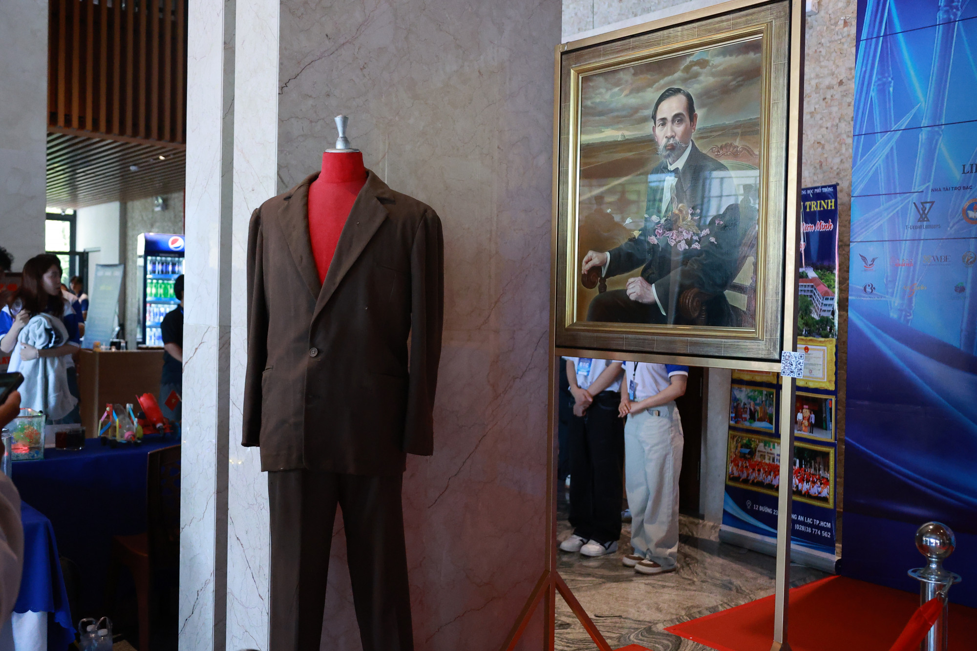 Bộ comple của Cụ Phan Châu Trinh thường mặc và tác phẩm Giấc mơ Cụ Phan của hoạ sĩ Nguyễn Đình Đăng