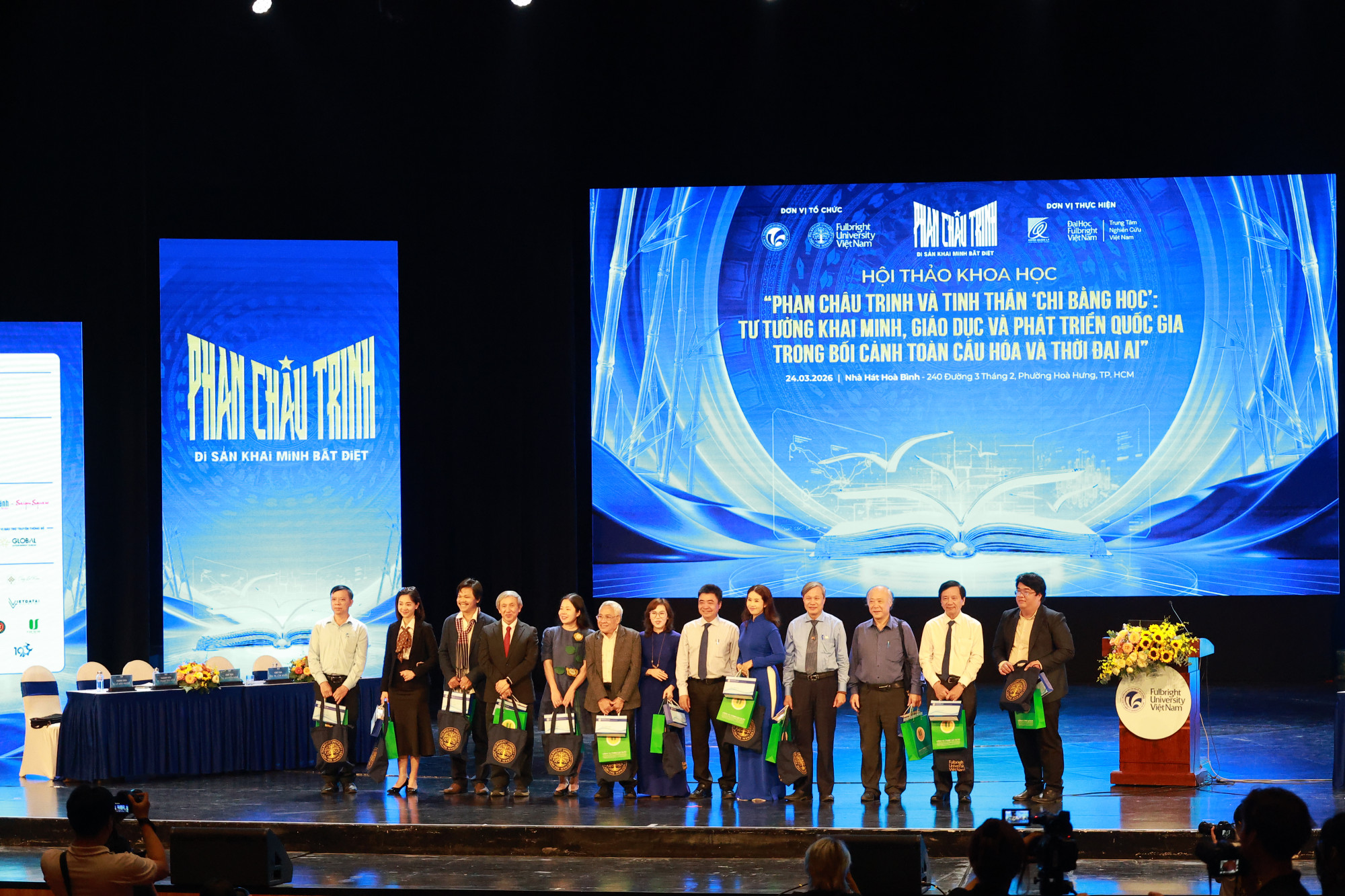 Các chuyên gia tham gia tham luận tại hội thảo 