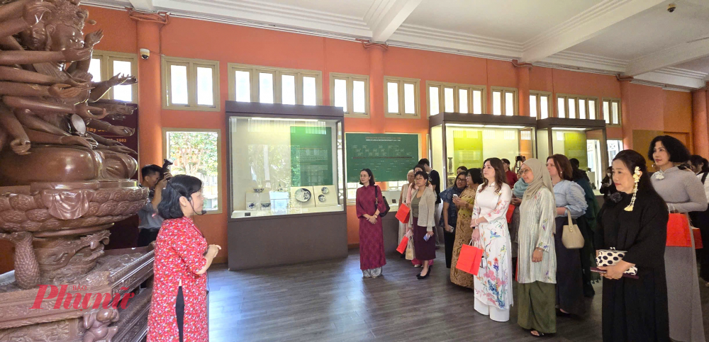 Nhiều nữ tổng lãnh sự và phu nhân tổng lãnh sự đã chọn