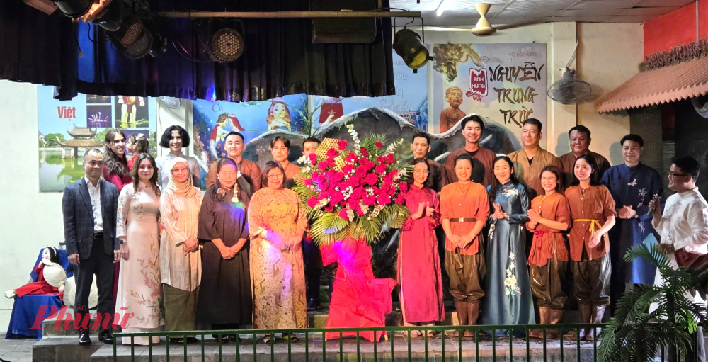 Đoàn chụp ảnh lưu niệm với các nghệ sĩ rối nước.