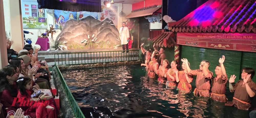 Các nghệ sĩ múa rối nước của Đoàn Rối Rồng Phương Nam (Trung tâm Nghệ thuật TPHCM)