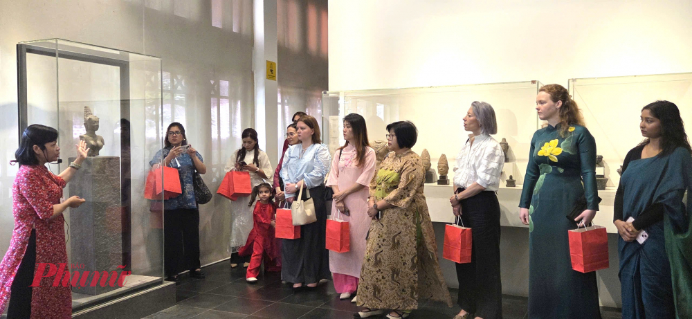 Các đại biểu tham quan Bảo tàng Lịch sử TPHCM.