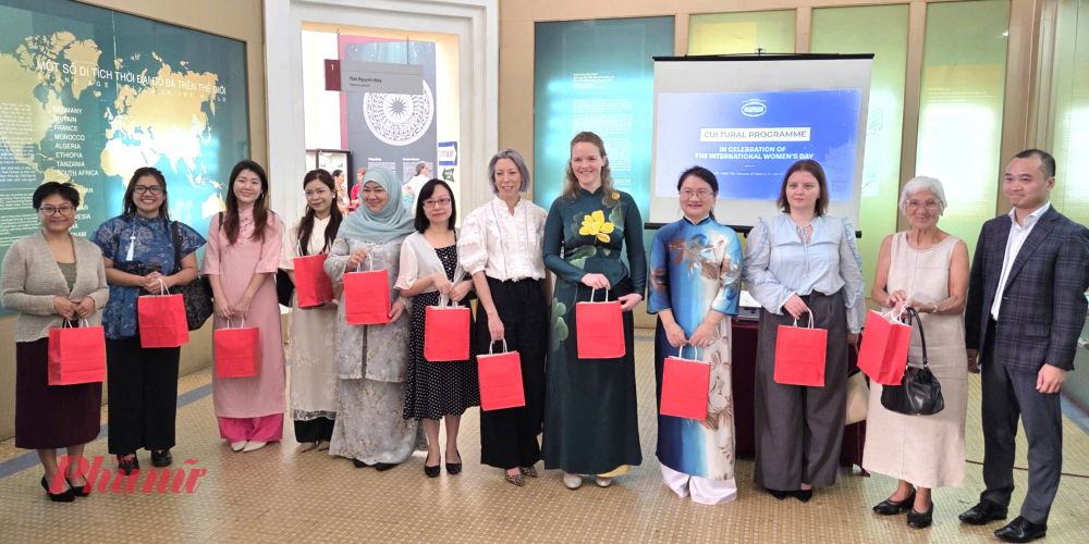 Lãnh đạo Sở Ngoại vụ phát biểu chào mừng và trao quà lưu niệm cho các nữ Tổng Lãnh sự/ Phu nhân Tổng Lãnh sự, cán bộ nữ và phu nhân các cán bộ đang làm việc tại các Tổng Lãnh sự quán. 