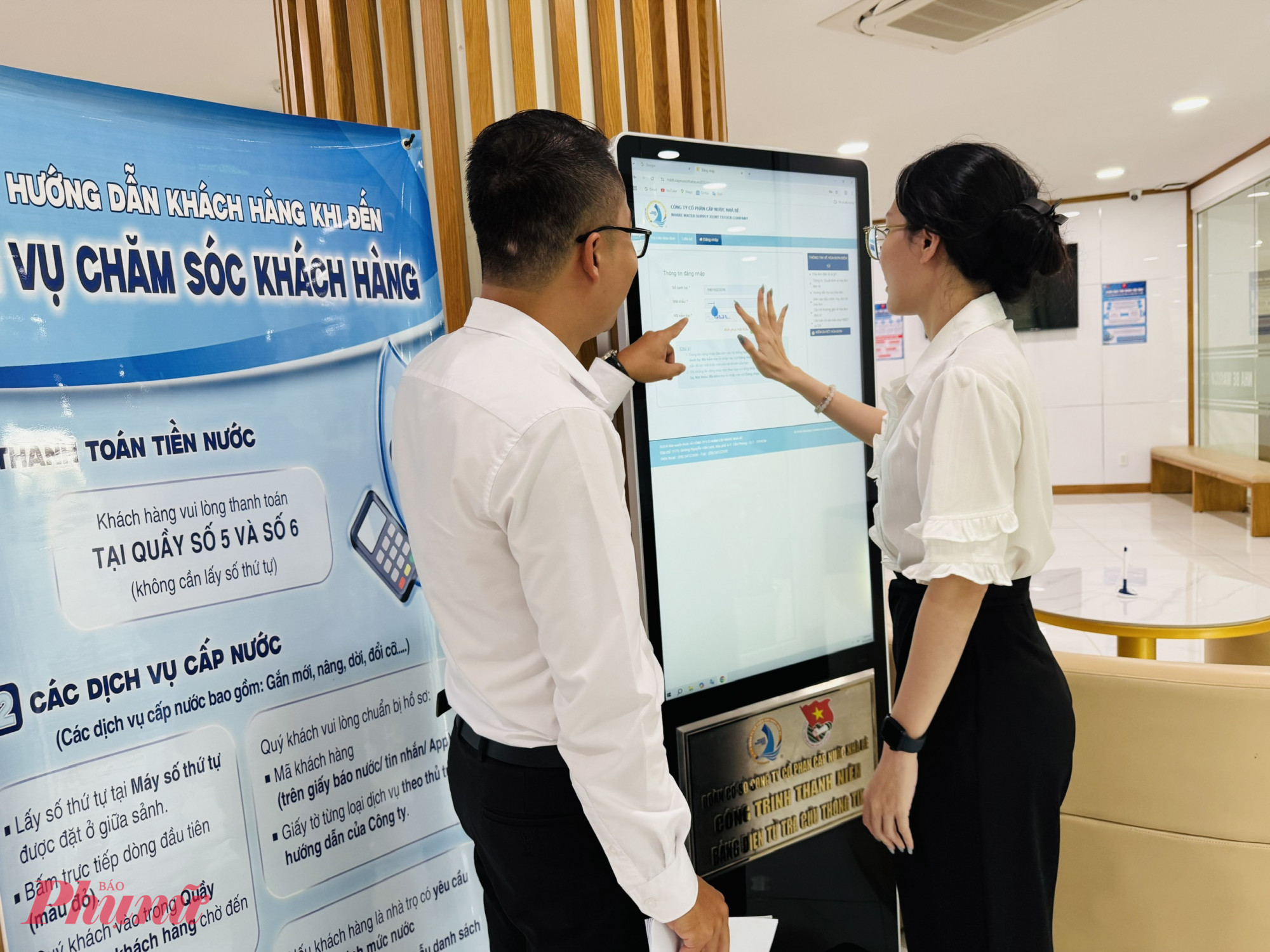 Khách hàng nên đến trụ sở các công ty cấp nước trên địa bàn để được hướng dẫn cụ thể - Ảnh: Thanh Hoa