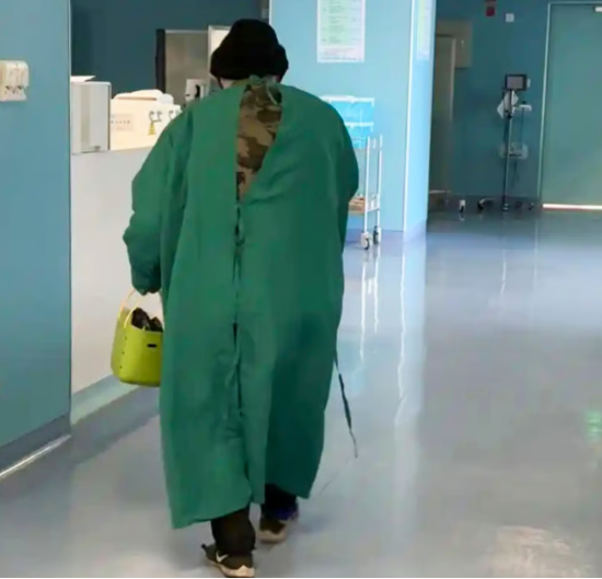 Chen, ở trên, thức dậy lúc 4h30 sáng mỗi ngày để thực hiện hành trình cô đơn để được ở bên cạnh vợ trong bệnh viện. Ảnh: CCTV