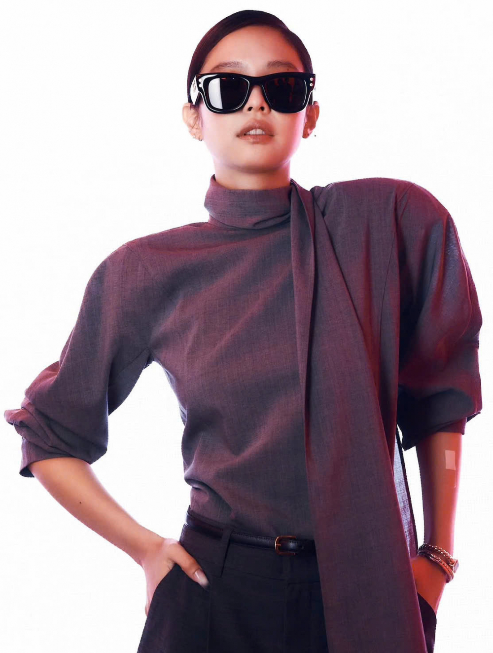 Để đeo kính ngoại cỡ đẹp, điều quan trọng là chọn được tỷ lệ phù hợp với khuôn mặt. Kính quá lớn có thể khiến gương mặt bị “nuốt chửng”, trong khi kích thước vừa phải sẽ giúp tôn lên đường nét tự nhiên. Bên cạnh đó, màu sắc và chất liệu gọng cũng cần hài hòa với tông da và phong cách trang phục. Một chiếc kính phù hợp không chỉ là điểm nhấn mà còn góp phần cân bằng tổng thể diện mạo - Ảnh: @jennierubyjane