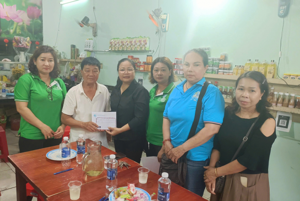 Bà Nguyễn Thị Minh Hậu – Phó chủ tịch Ủy ban MTTQ Việt Nam phường Bình Hưng Hòa, Chủ tịch Hội LHPN phường (thứ 4, từ phải qua) – trao tiền hỗ trợ cho ông Tâm - Ảnh: Hội LHPN phường Bình Hưng Hòa 