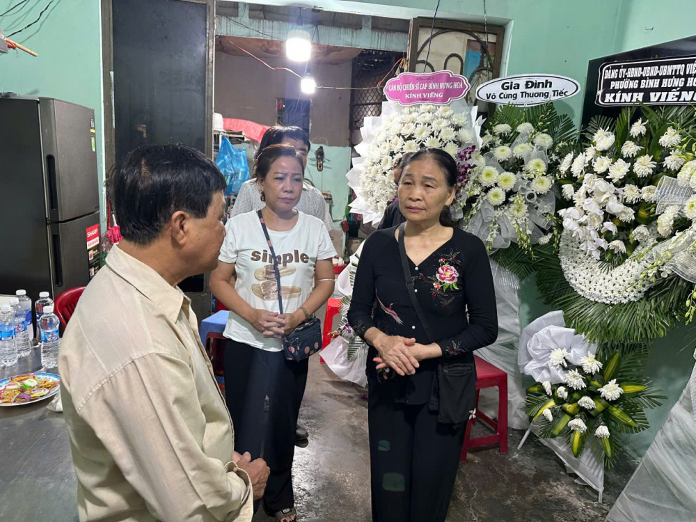 Cán bộ Hội Phụ nữ các khu phố trên địa bàn phường cũng đến thăm, chia buồn cùng ông Tâm - Ảnh: Hội LHPN phường Bình Hưng Hòa